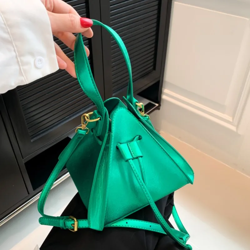 

Luxury Triangle Handbag for Women Purses Fashion Design Crossbody Bag Female Woman Shoulder bags Classic Lady Top Handle Bags