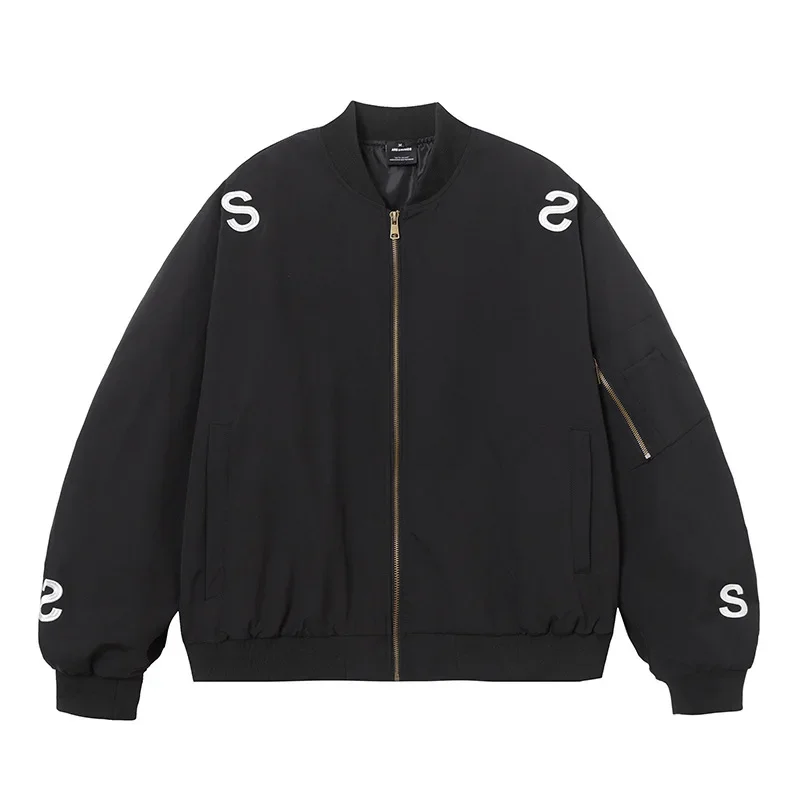 Куртка в американском стиле с уличной вышивкой и воротником-стойкой модная