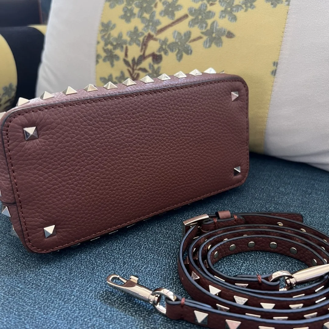 Женская кожаная большая сумка-трансформер — ремешок с заклепками ручка