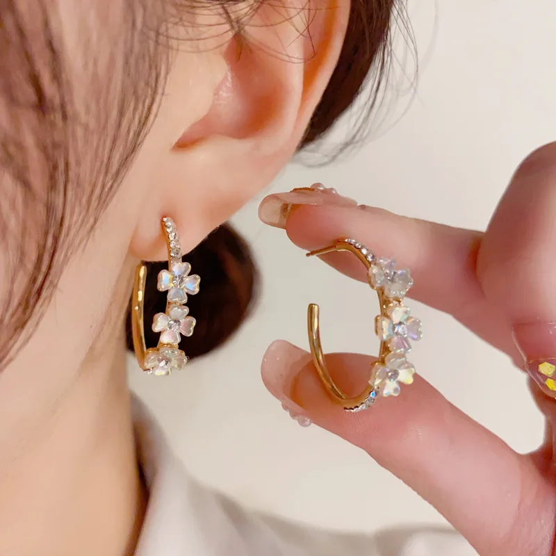 

Набор серебряных иголок с серьгами Стразы в виде ракушек и цветов, супер сказочные простые темпераментные модные серьги.