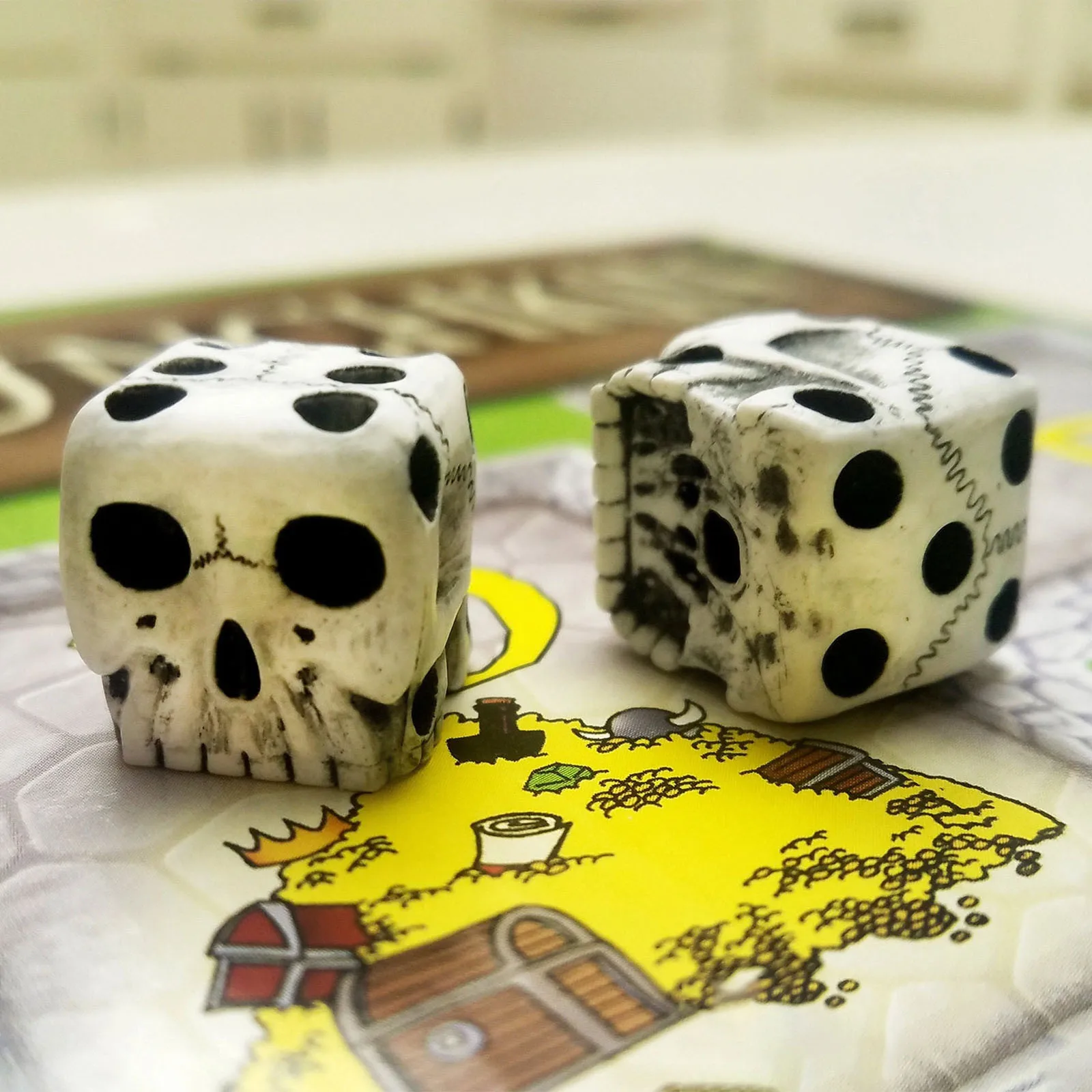 

1pc Skeleton Dice Scary Novelty Creative Skull Bone Dice Six Sided Skeleton Club Pub Party Game Toys Resin Dice Kids Adults Toy