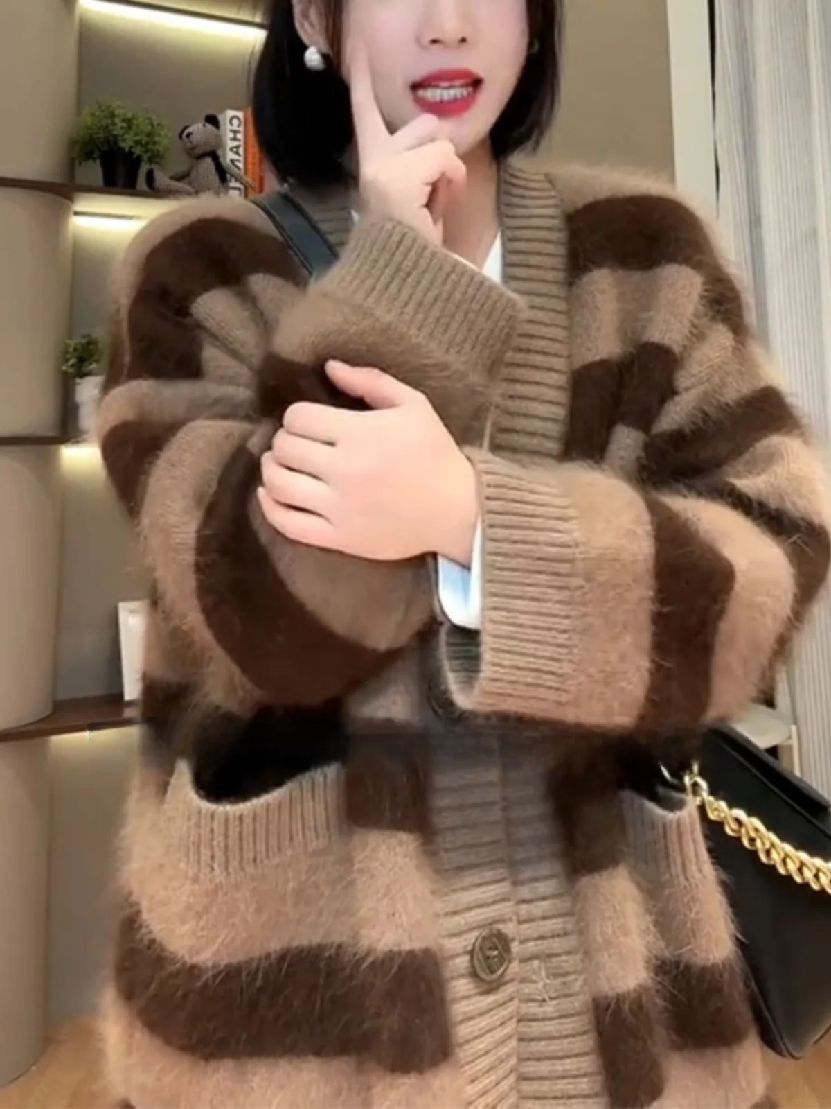 Бархатный свитер больших размеров с v-образным вырезом в полоску и енотом верхняя