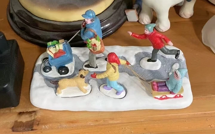 

Resin figure mental psychological sand table game box court therapy playing in the snow