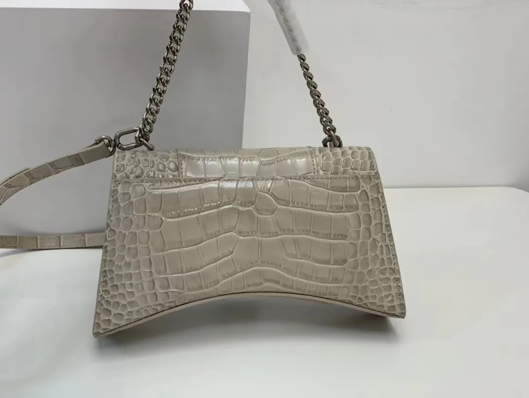 

Spring and summer new products 2022 hot ladies European and American style shiny portable hourglass bag