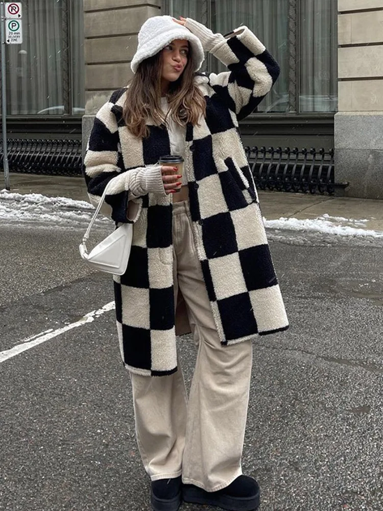 Плюшевое черное клетчатое длинное пальто женское винтажное однобортное с