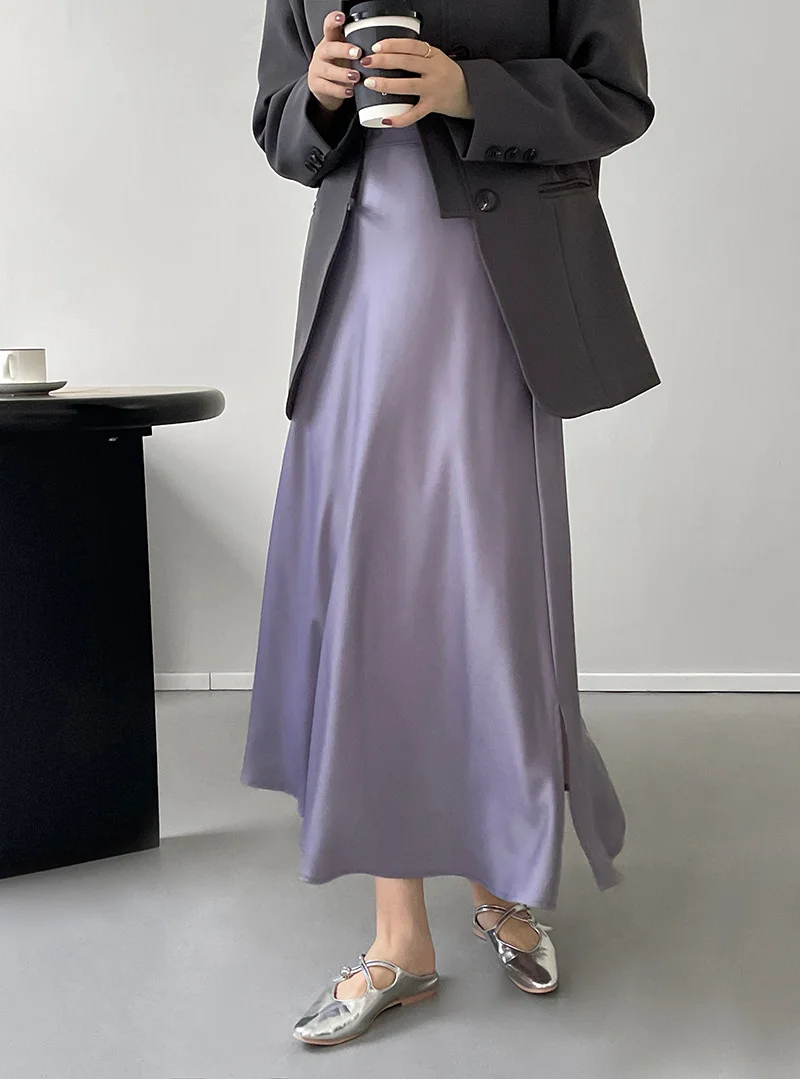 

Женская атласная юбка с высокой талией и разрезом на подоле