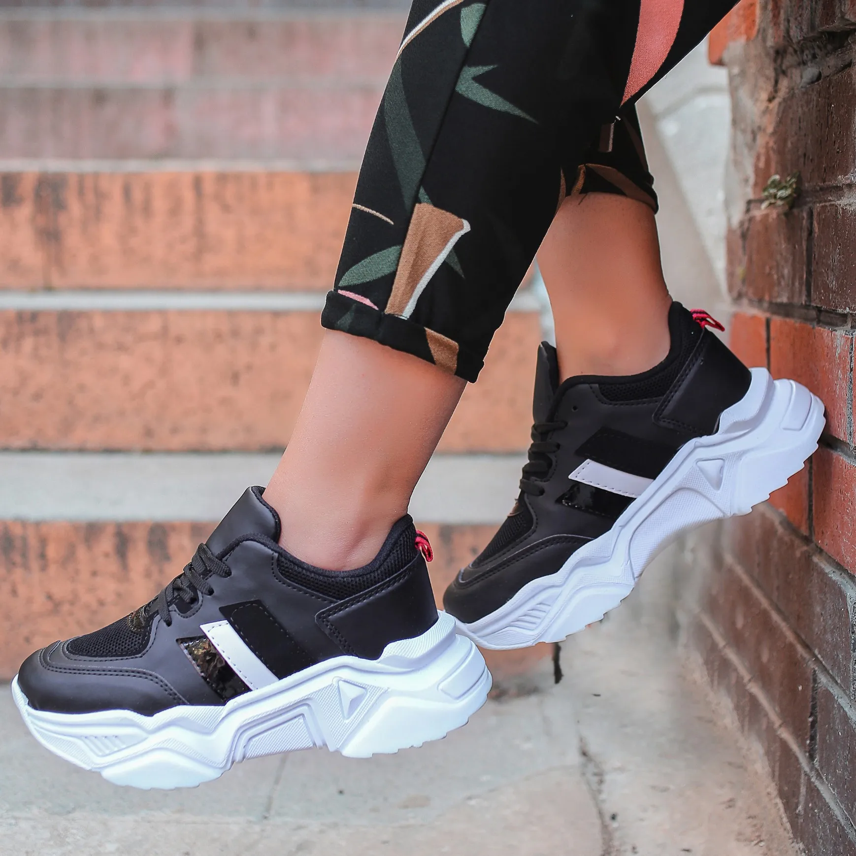 

Guldy Black Skin Lace-Up Sports Shoes High Quality Elegant Design Style Fashion Casual Walking Daily Use Lady