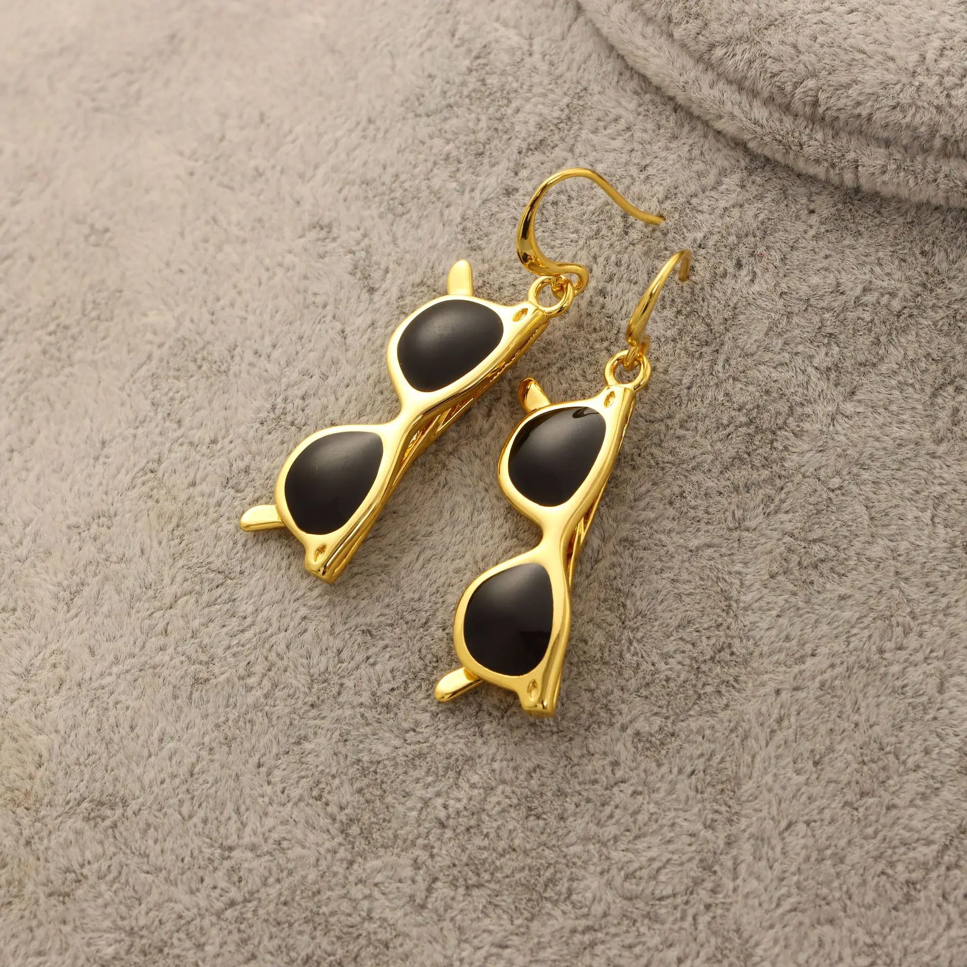 

Европейские и американские новые индивидуальные формы очков серьги с черной эмалью и глазурью с усовершенствованной текстурой уличные кру...