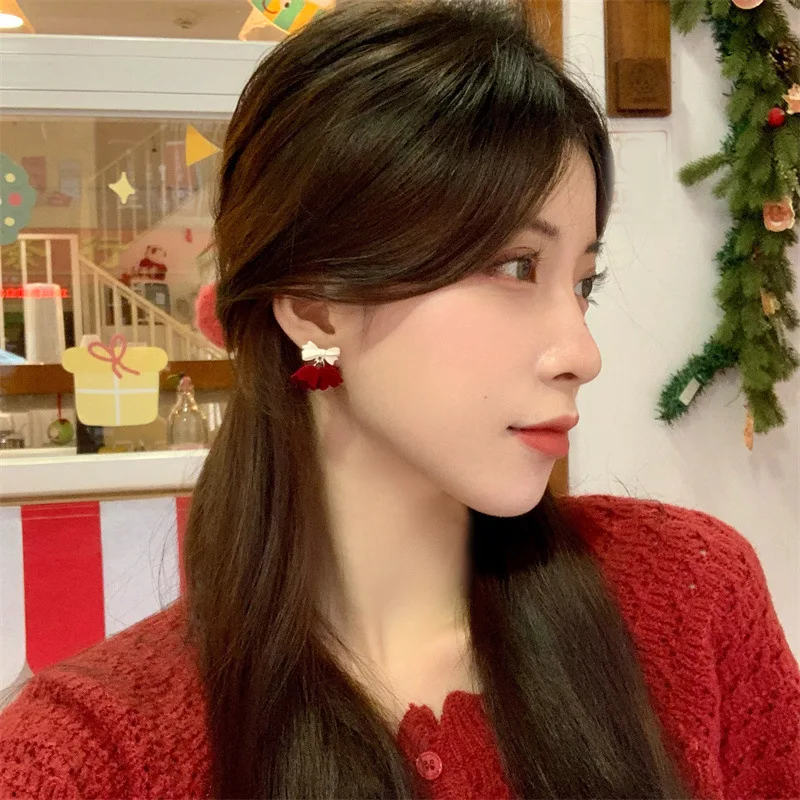 Серьги-гвоздики женские зимние винно-красные с бантом