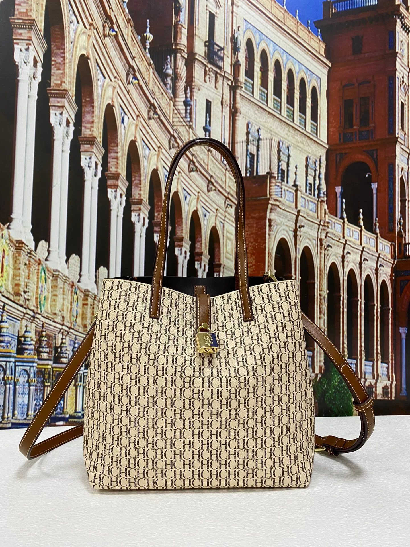 

2022 New CHHC Women's Large Capacity Bucket Shaped Portable One Shoulder Messenger Bag Metal LatCHHC Decoration Open Light Brown