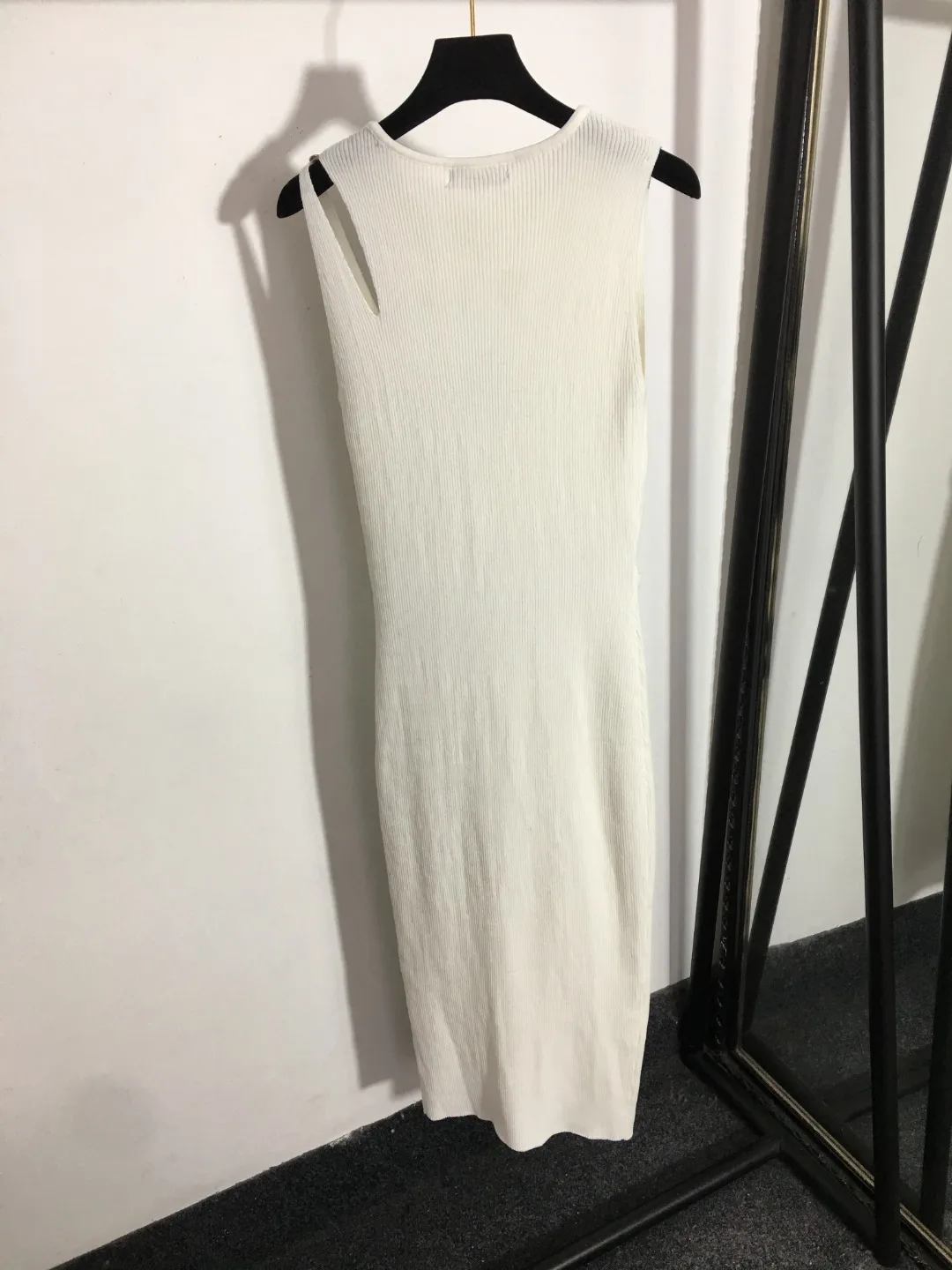 

126106 126107 Luxury Designer Clothes Fashion Classic Trendy Gold Buckle Decoration Bareback Slim Knit Vest Dress