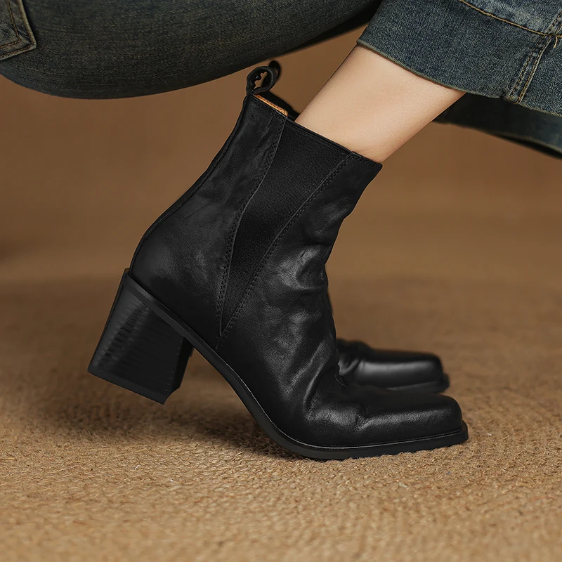 Женские ботильоны из овечьей кожи с круглым носком и заклепками