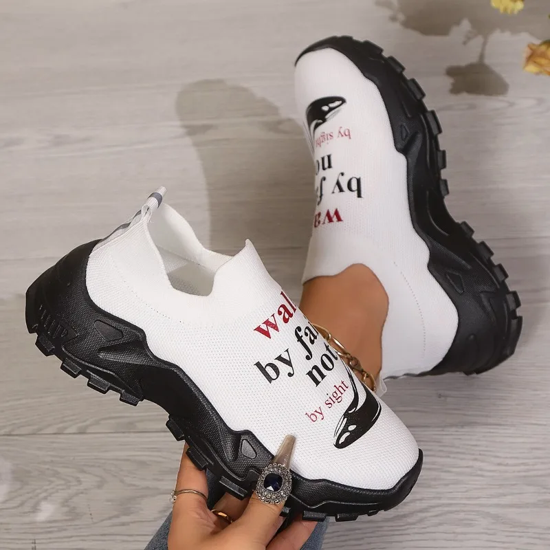 Женские кроссовки с буквенным принтом спортивные дышащие белого цвета на