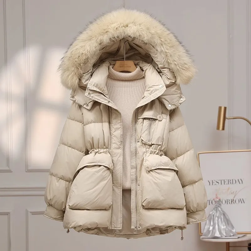 Женский пуховик средней длины с воротником из натурального меха енота