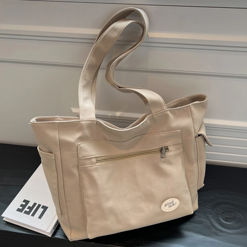 Вместительная женская сумка через плечо тоут на ремне с несколькими карманами