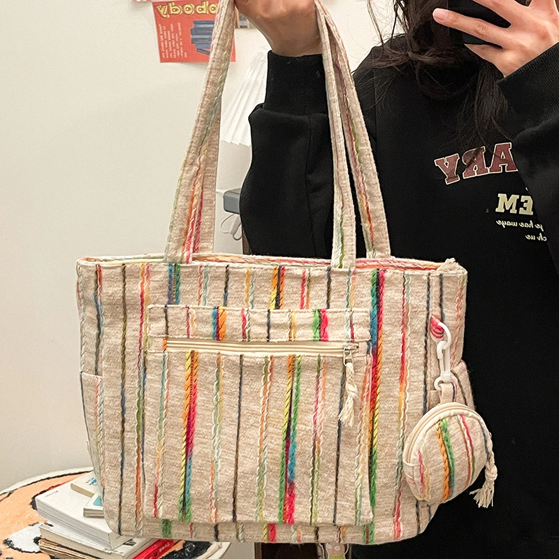 Это Супермодная Сумка-тоут и красочные цветные линии в качестве украшения