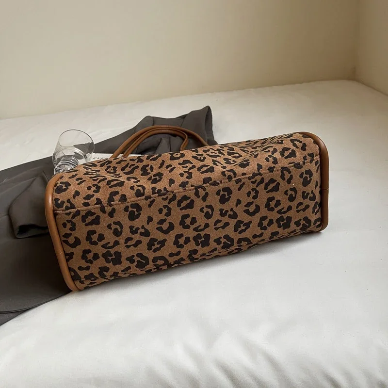 Классическая сумка с леопардовым узором новинка зимы 2024 простая и универсальная