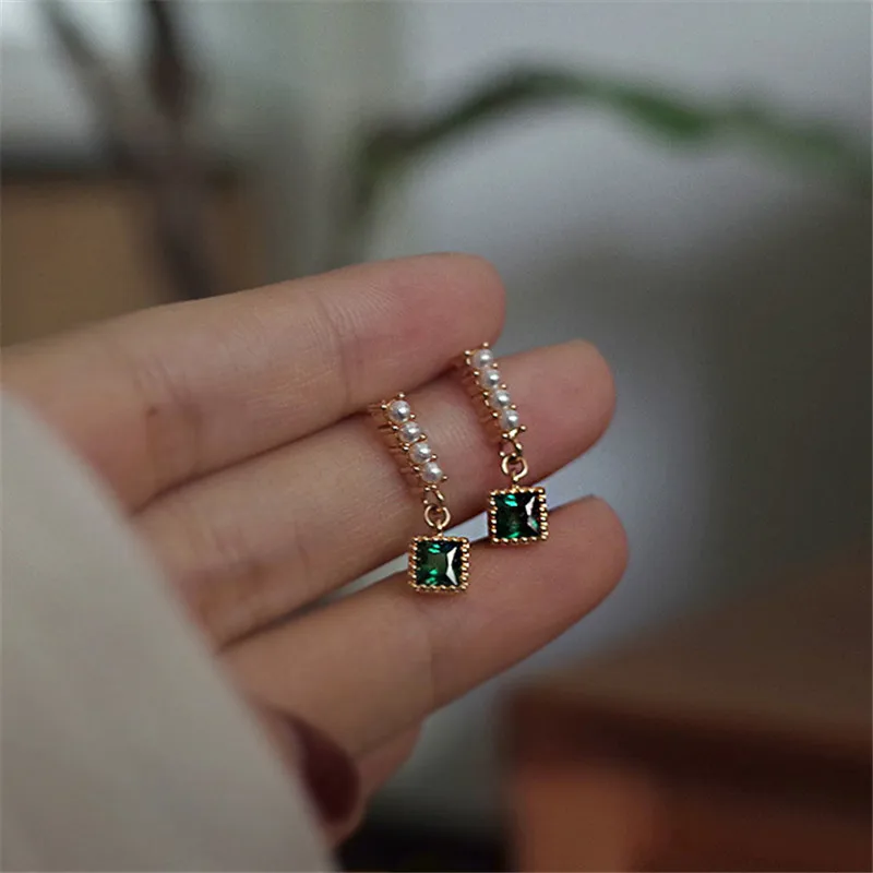 

Женские серьги-гвоздики из серебра 925 пробы с зелеными кристаллами
