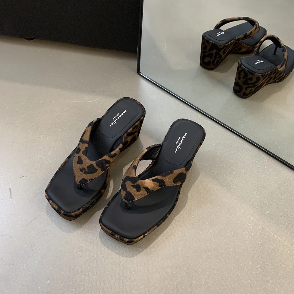 Шлепанцы женские на танкетке домашние сандалии платформе каблук резина