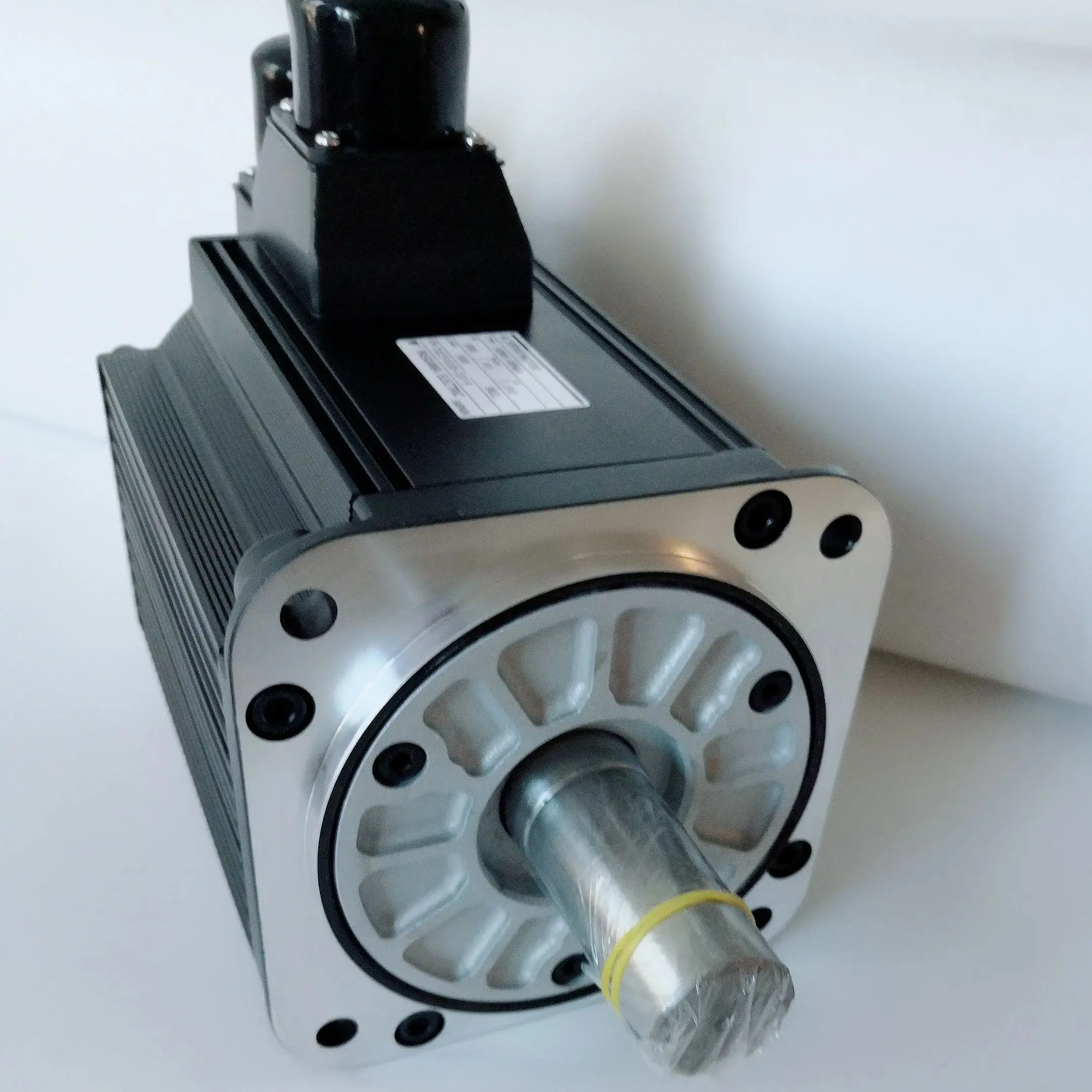 SGMS-30A6A Совершенно новый серводвигатель SGMS 30A6A быстрая доставка