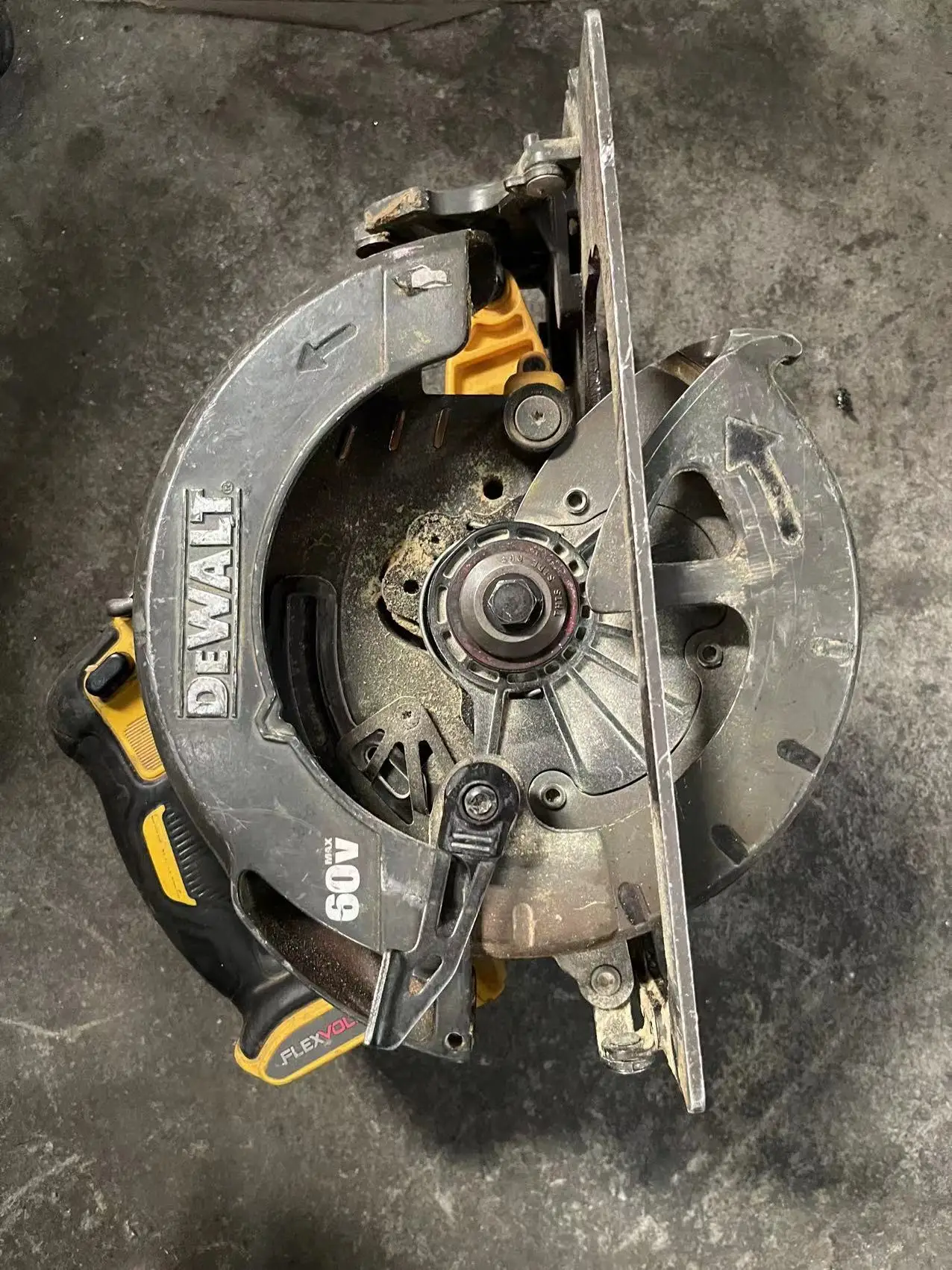 DEWALT DCS575 60V XR FLEXVOLT HIGH TORQUE 190MM CIRCULAR SAW  USED (ONLY BODY)