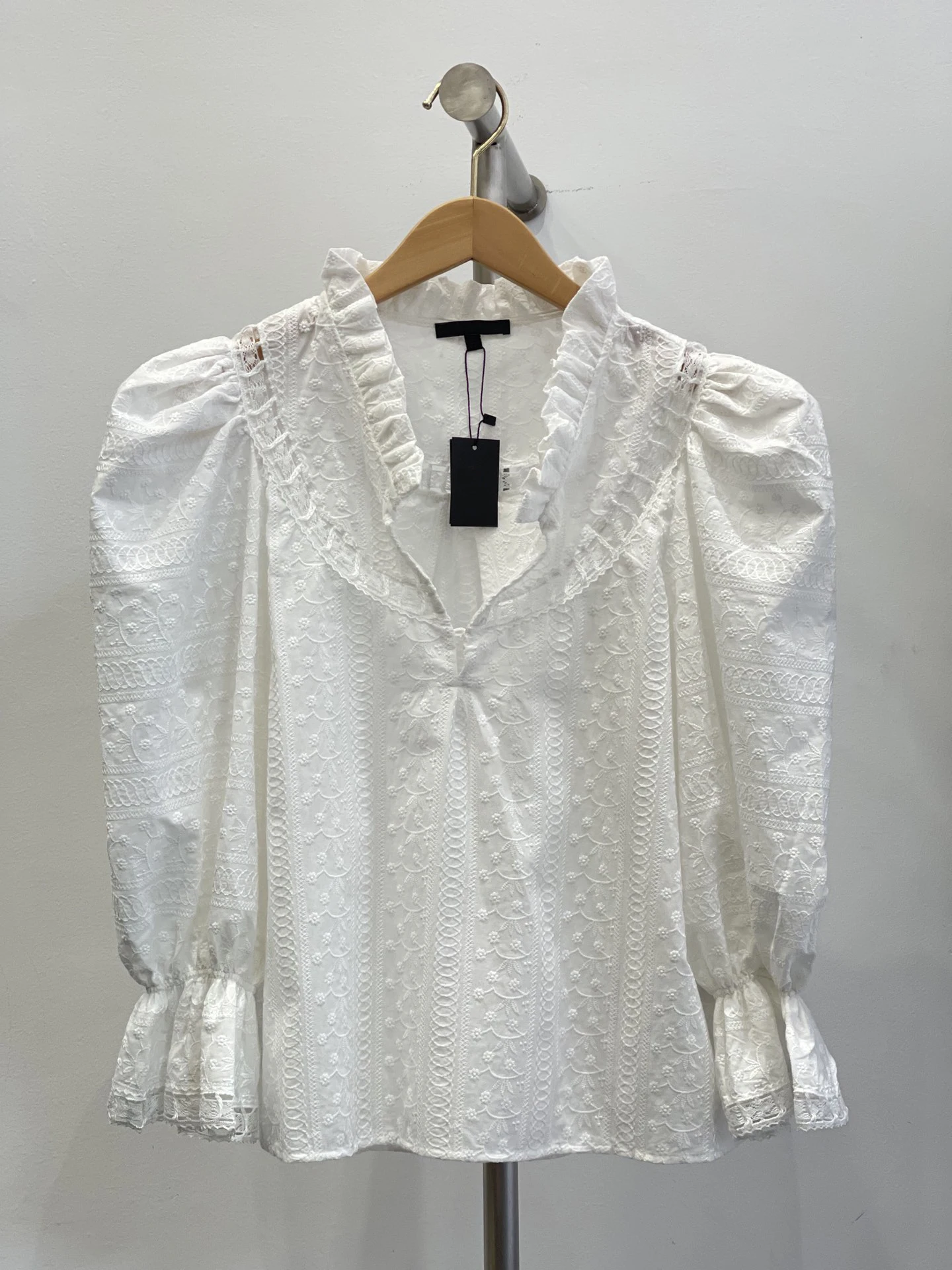 

French elegant hollowed out embroidery bubble sleeve shirt elegant lady style all match age reduction