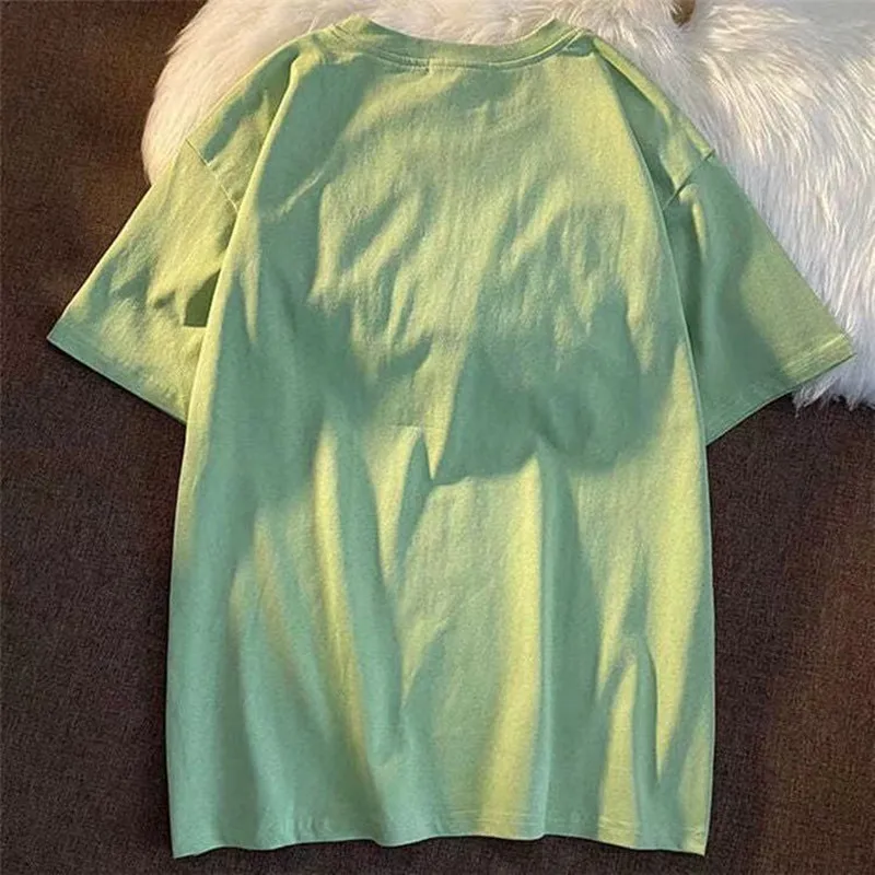 Женская футболка с вышивкой буквами свободная круглым вырезом и коротким