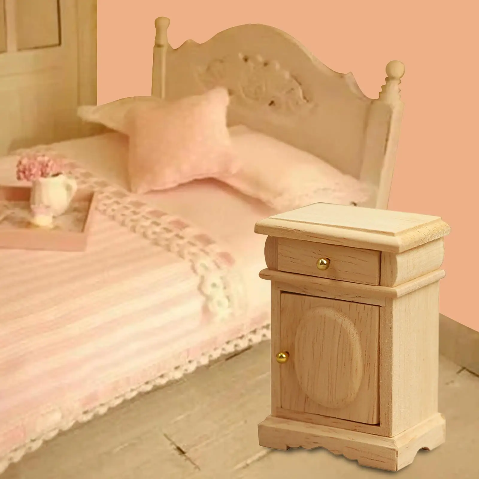 

Маленький прикроватный столик для украшения стола