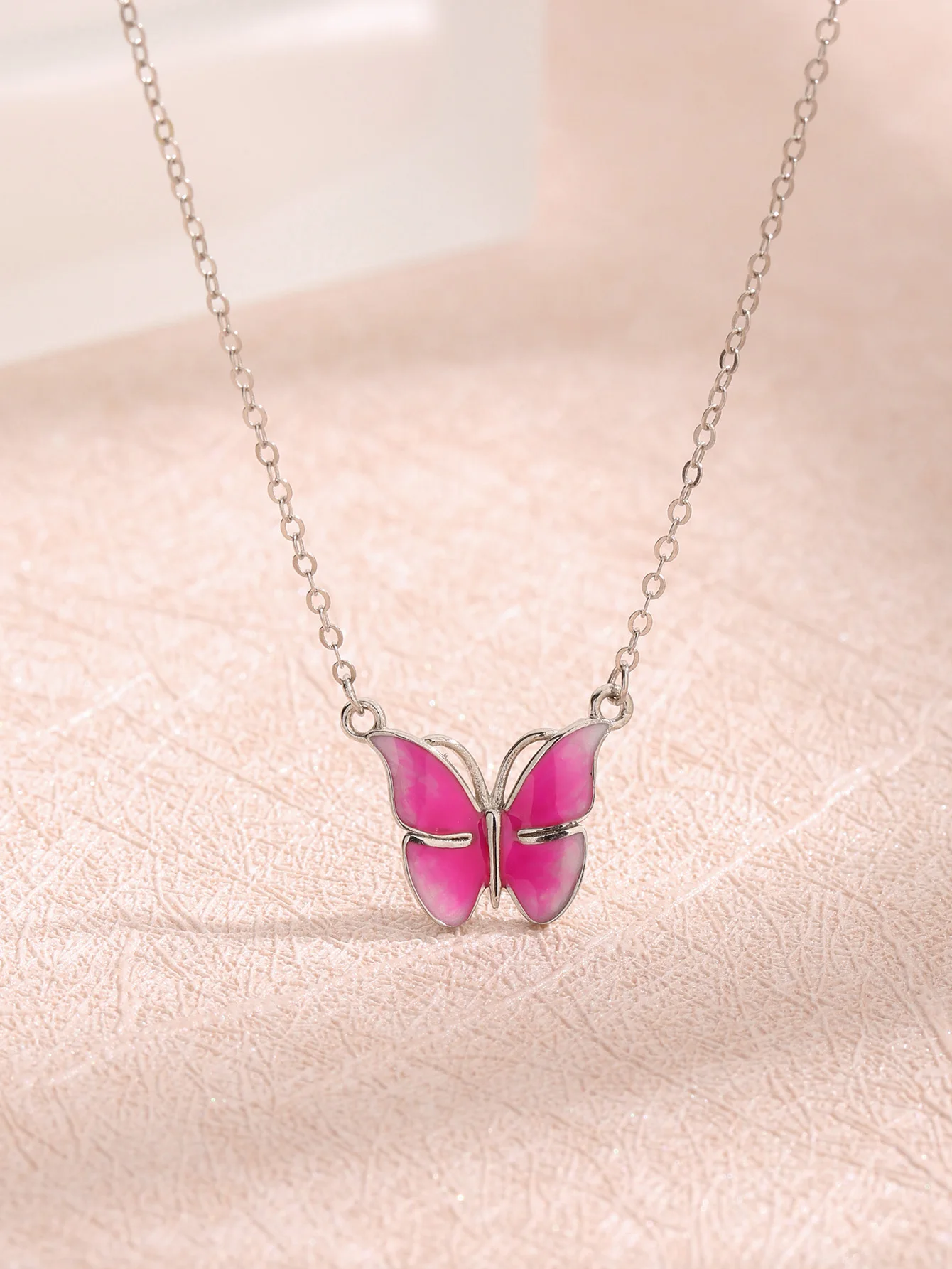 

2023 New S925 Sterling Silver Drop Glue Butterfly Necklace, Small Design, Fashionable, Elegant, Luxury, and Luxury Necklace