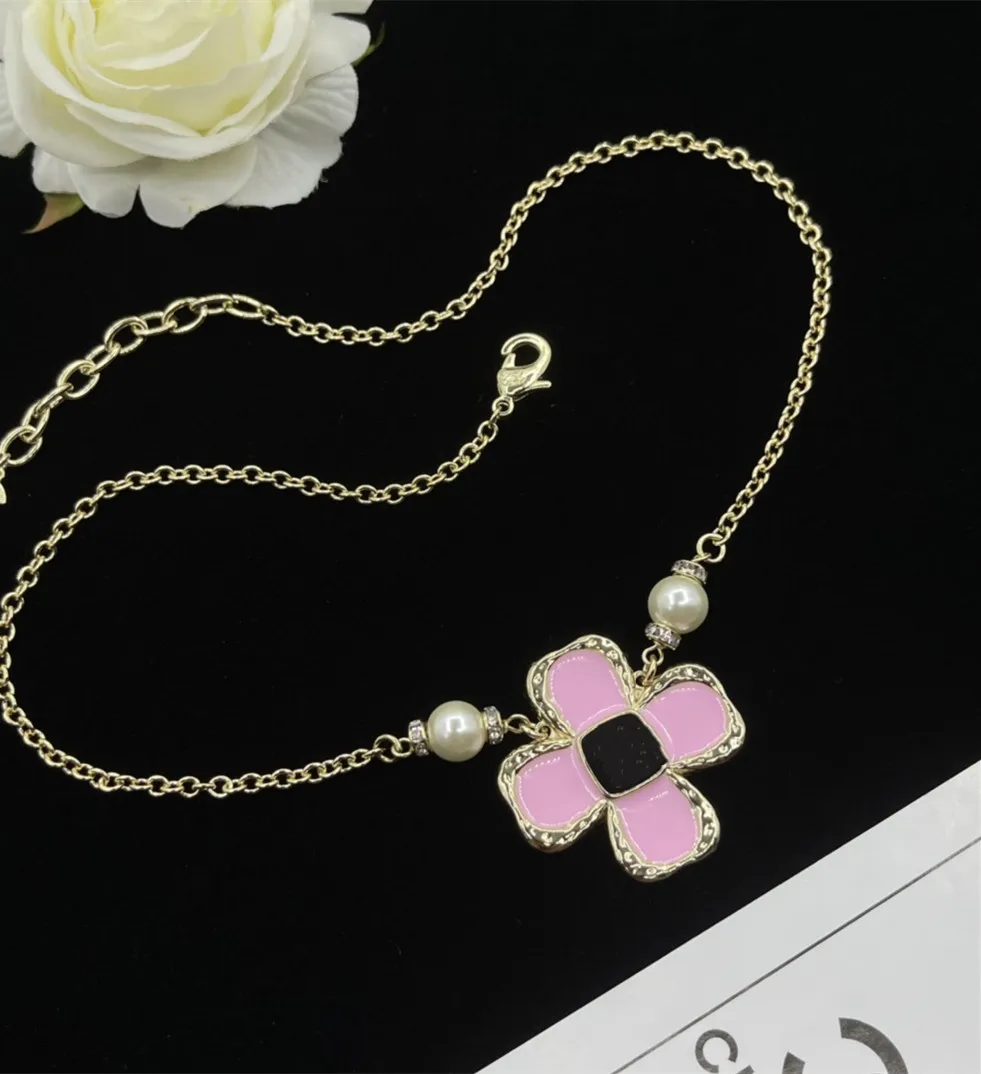 

European and American Small Fragrant Flower Pendant Necklace