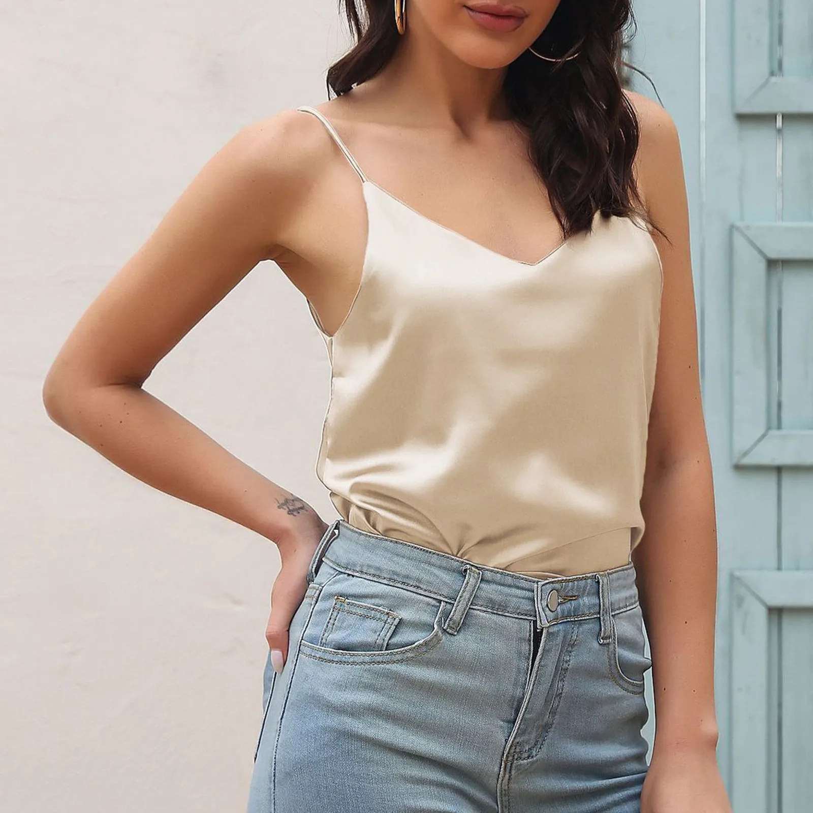 

Майка женская атласная шелковая на тонких бретельках, с V-образным вырезом