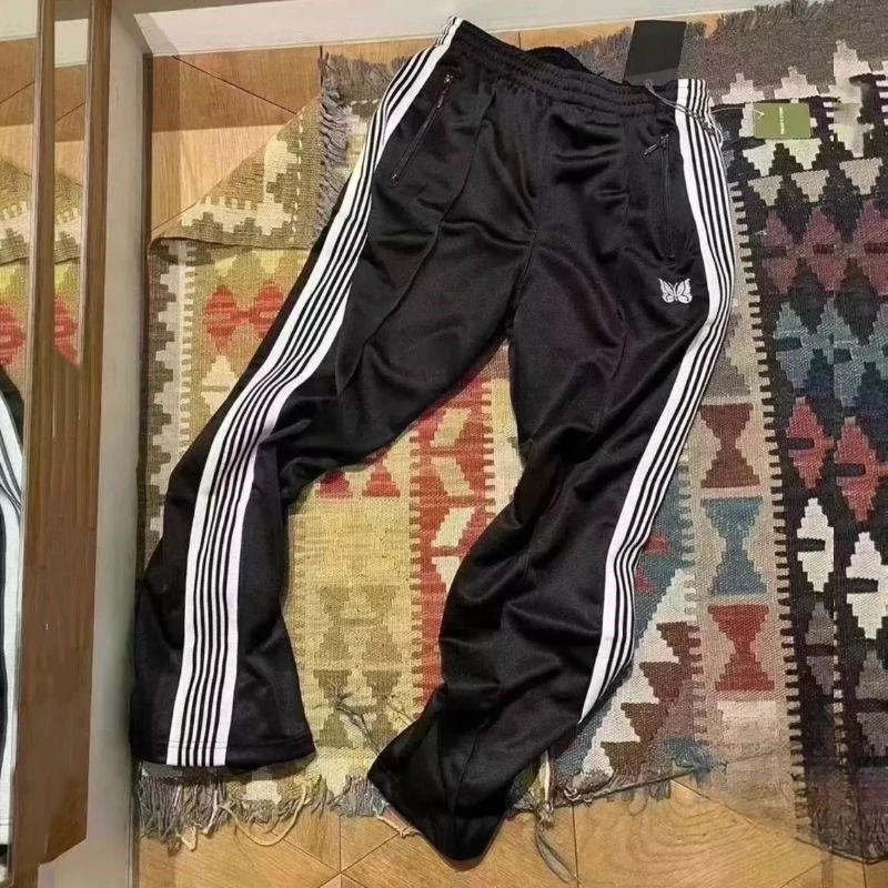 Черно-белые спортивные штаны с вышивкой бабочкой и полосками по бокам для мужчин