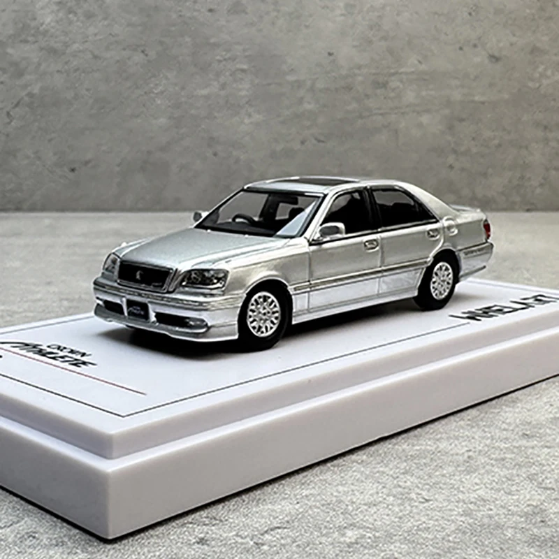 Фото Коллекционная модель автомобиля WHELART 1:64 для Crown 11-го поколения Athlete из сплава. №1