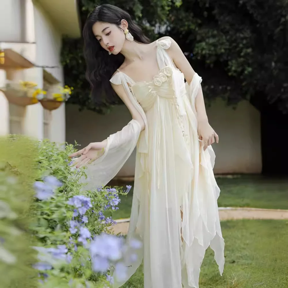 Женское платье с оборками по краям белое на бретельках длинной юбкой для отдыха