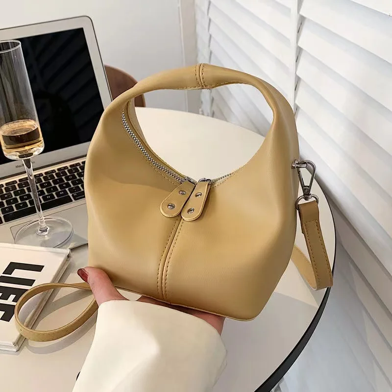 

Маленькая женская сумка из искусственной кожи, винтажная роскошная дизайнерская сумка, летние женские сумки на плечо, 2022, мягкий кошелек, тр...