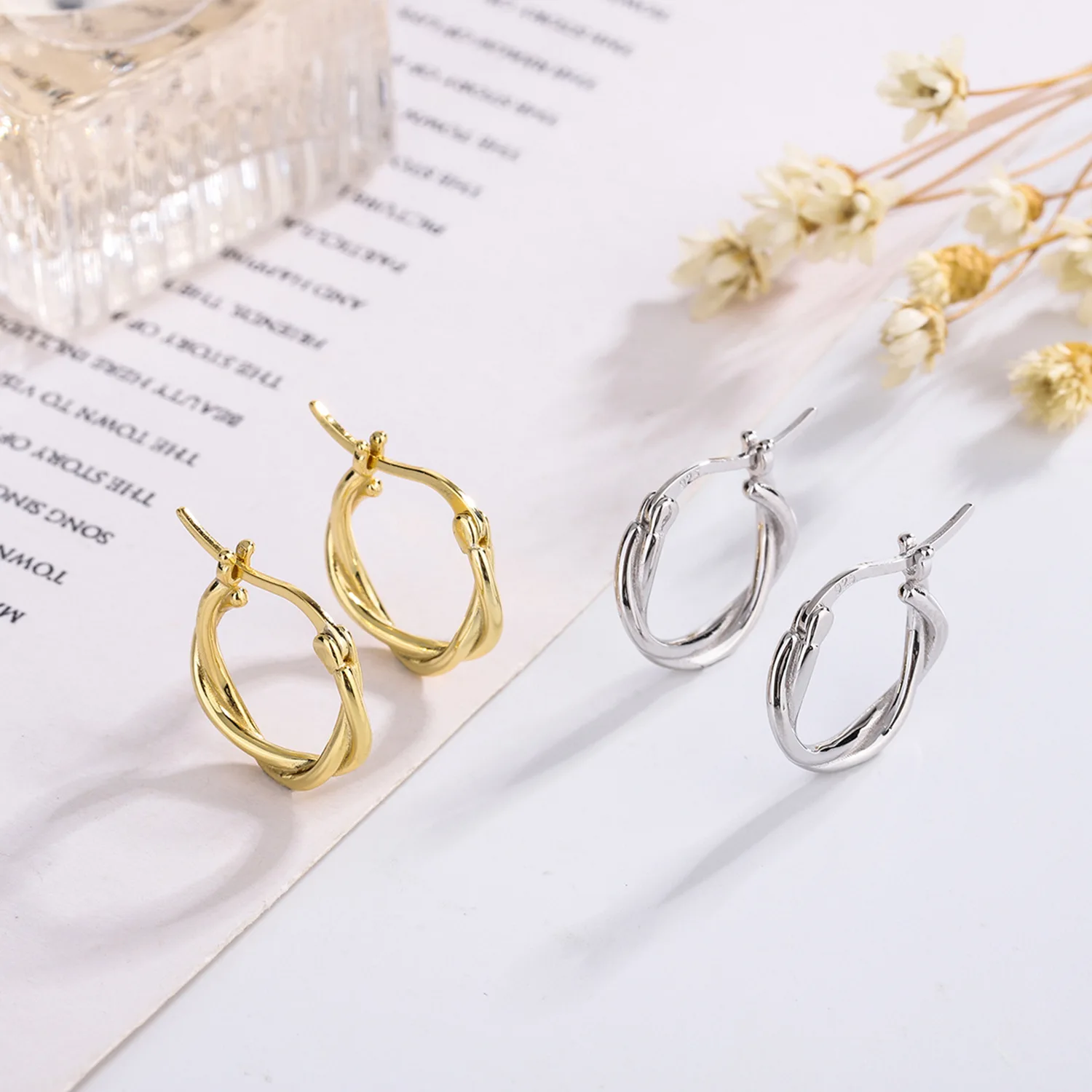 

2023 Fashion New S925 Sterling Silver Fried Dough Twists Earrings French Plain Earrings Small Versatile Earrings Earrings
