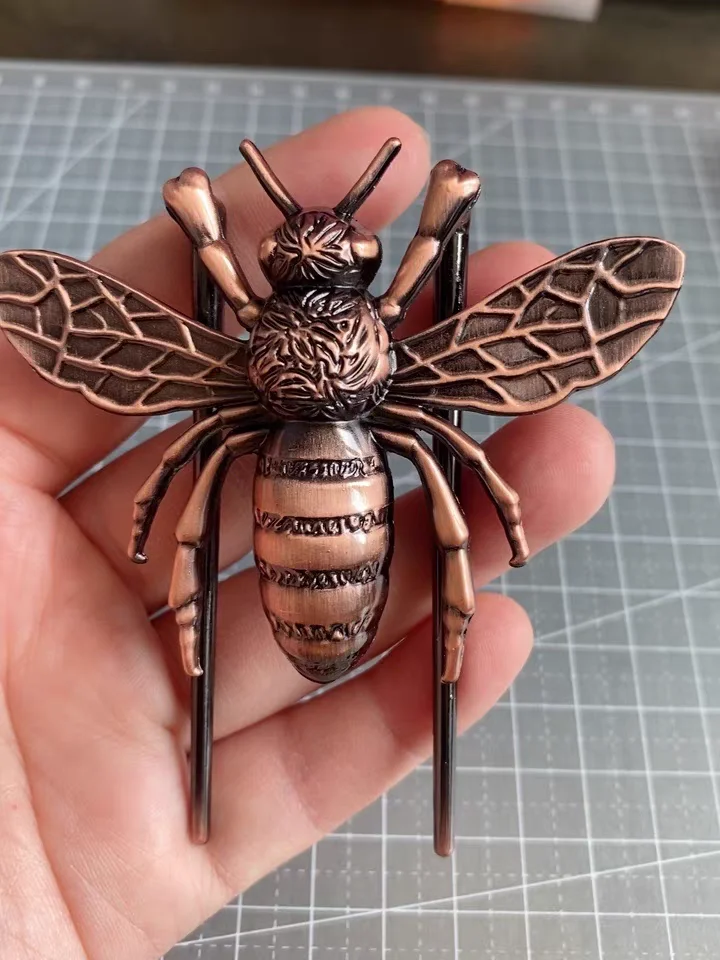 

Ретро пчелиный книжный зажим из латуни