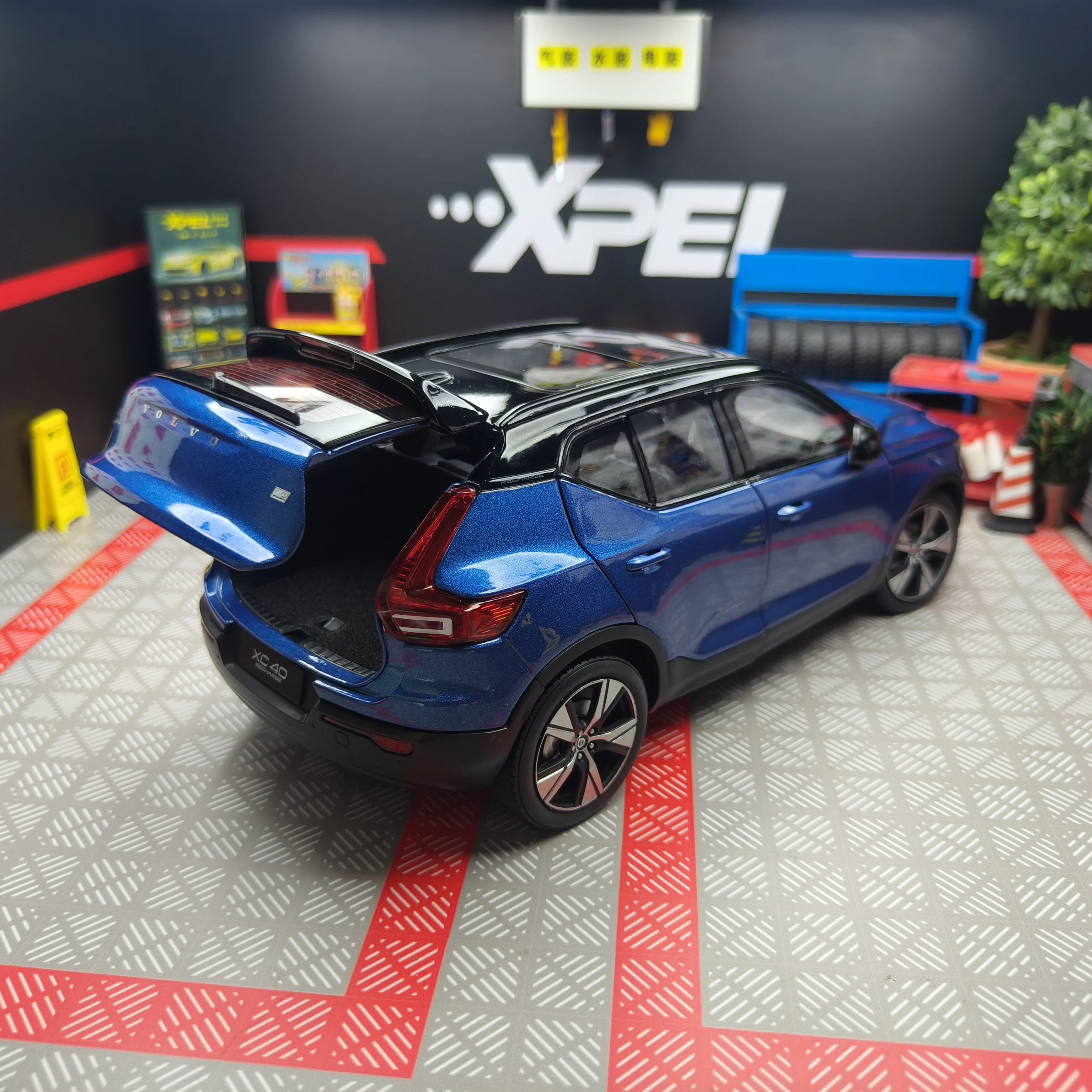 Фото Коллекционная модель автомобиля Volvo XC40 из литого металла в масштабе 1:18 с открывающимися дверями, сувенир, подарок, украшение для витрины №4