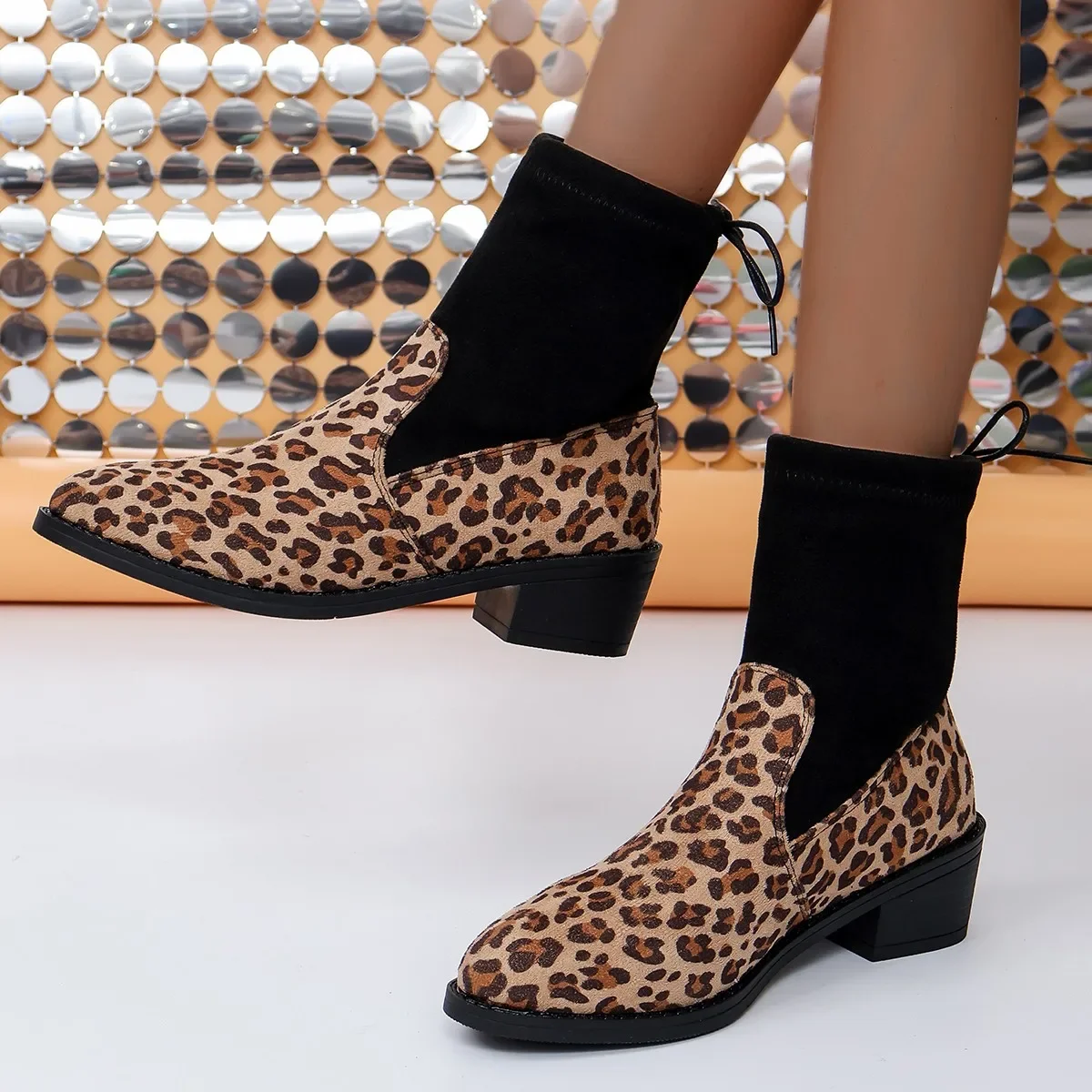 

Женские ботильоны на массивном каблуке, в стиле ретро