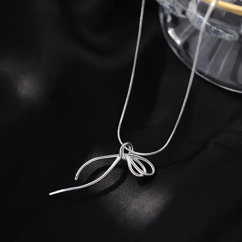 Женское колье из серебра 925 пробы с бантом