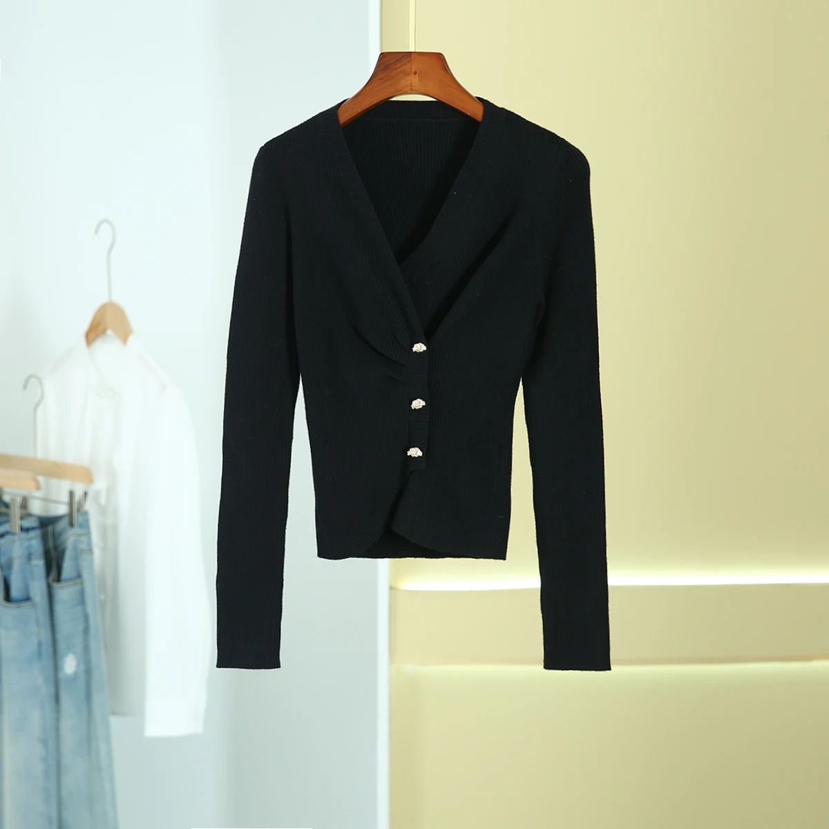 [Magic M] Design Temperament Slim fit V-neck Waist Hugging Long sleeve Knit Dongyang Home 2024 New Product Winter clothes