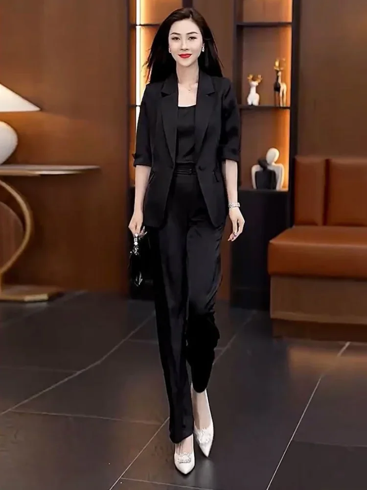 Женский костюм-двойка из блейзера и брюк абрикосового цвета с широкими штанинами