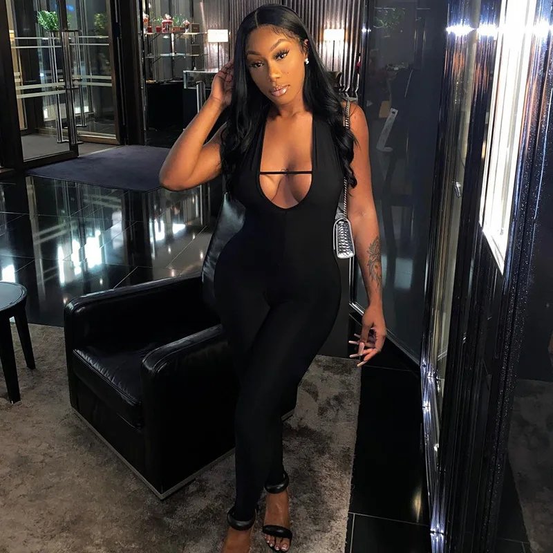 

Женский однотонный комбинезон с глубоким V-образным вырезом