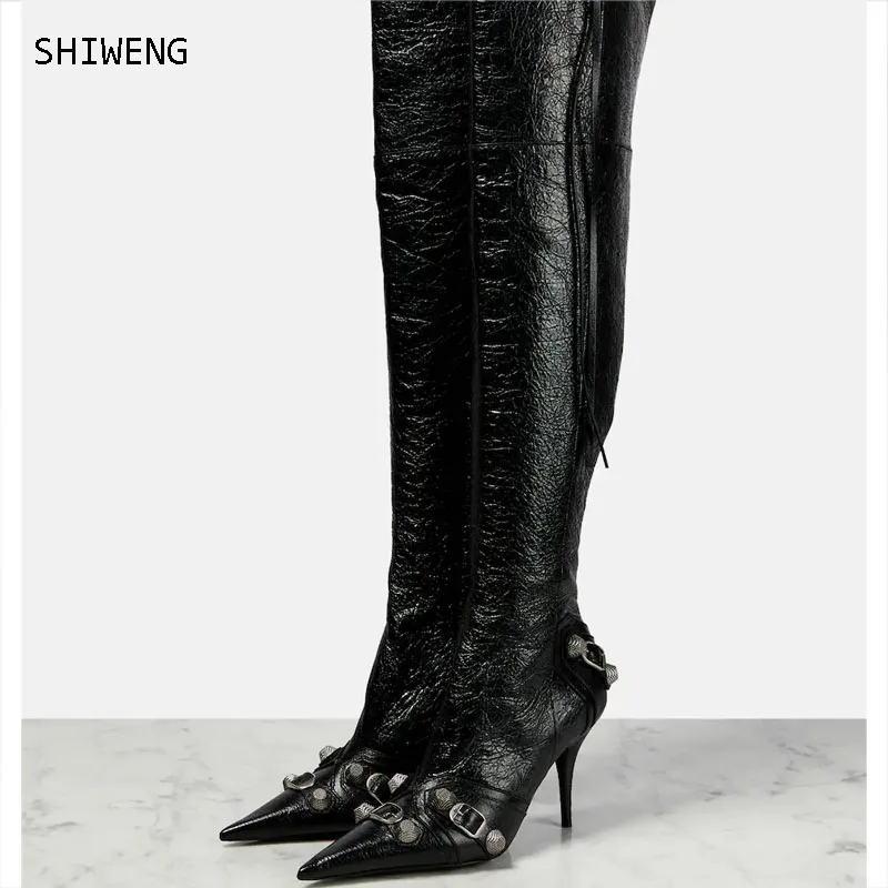 

Женские сапоги выше колена с острым носком, на тонком высоком каблуке