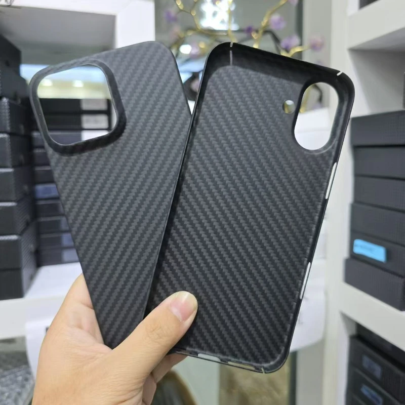 Фото Ультратонкий чехол из настоящего карбона для iPhone 16/16 Plus/16 Pro/16 Pro Max, задняя крышка из арамидного волокна, защита от истирания и ударов №2