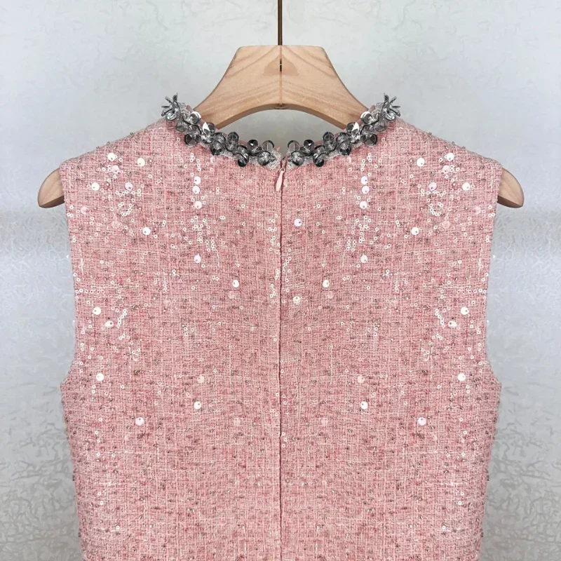 Женское твидовое платье без рукавов роскошное розовое с блестками и вырезами