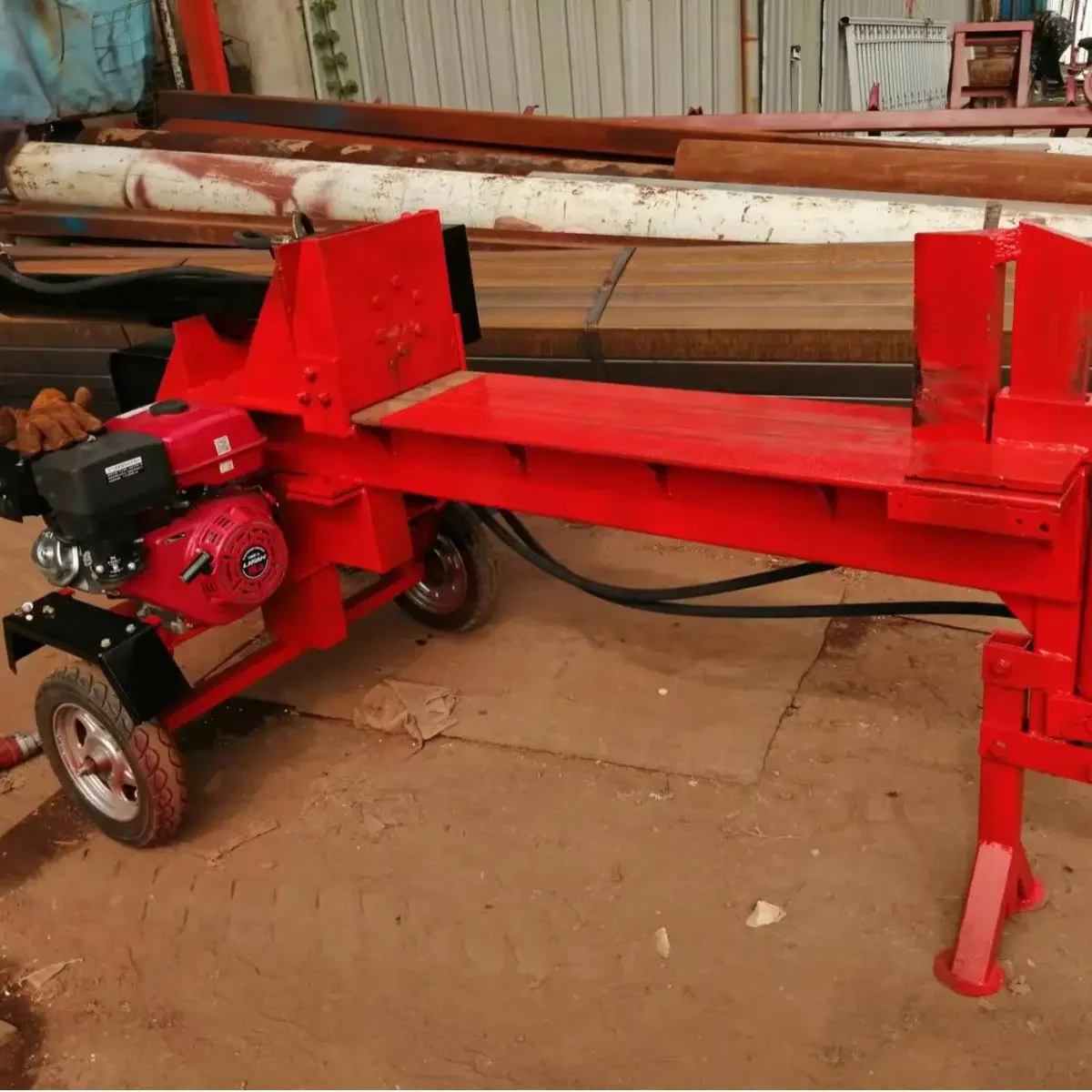 Маленький дровяной разветвитель с бензиновым двигателем может перемещаться на