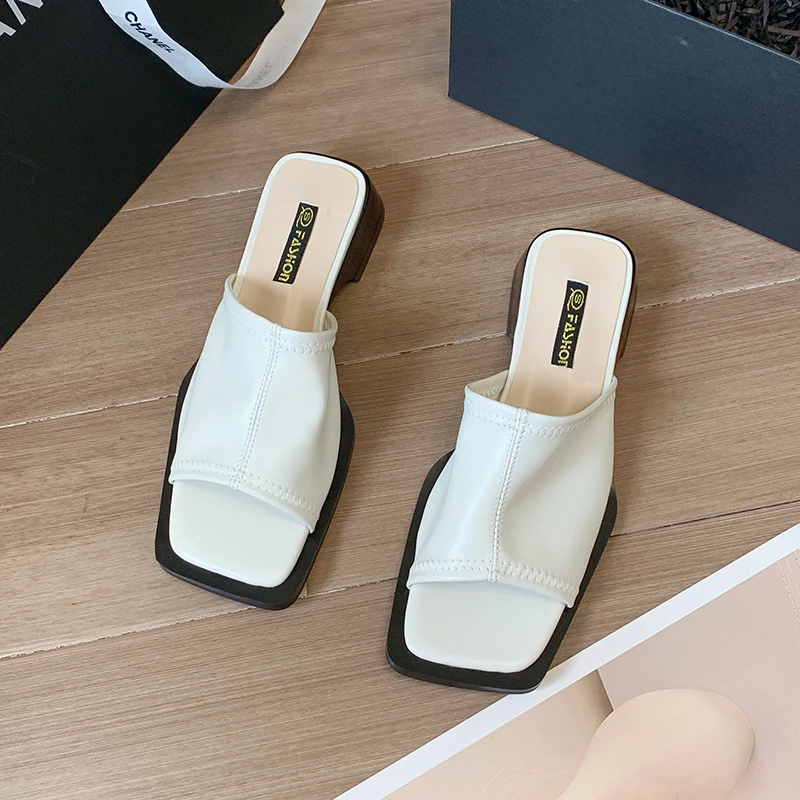 

Летние тапочки для женщин, новинка 2023, модные женские тапочки на низком каблуке с квадратным носком, уличные повседневные дамские тапочки на массивном каблуке