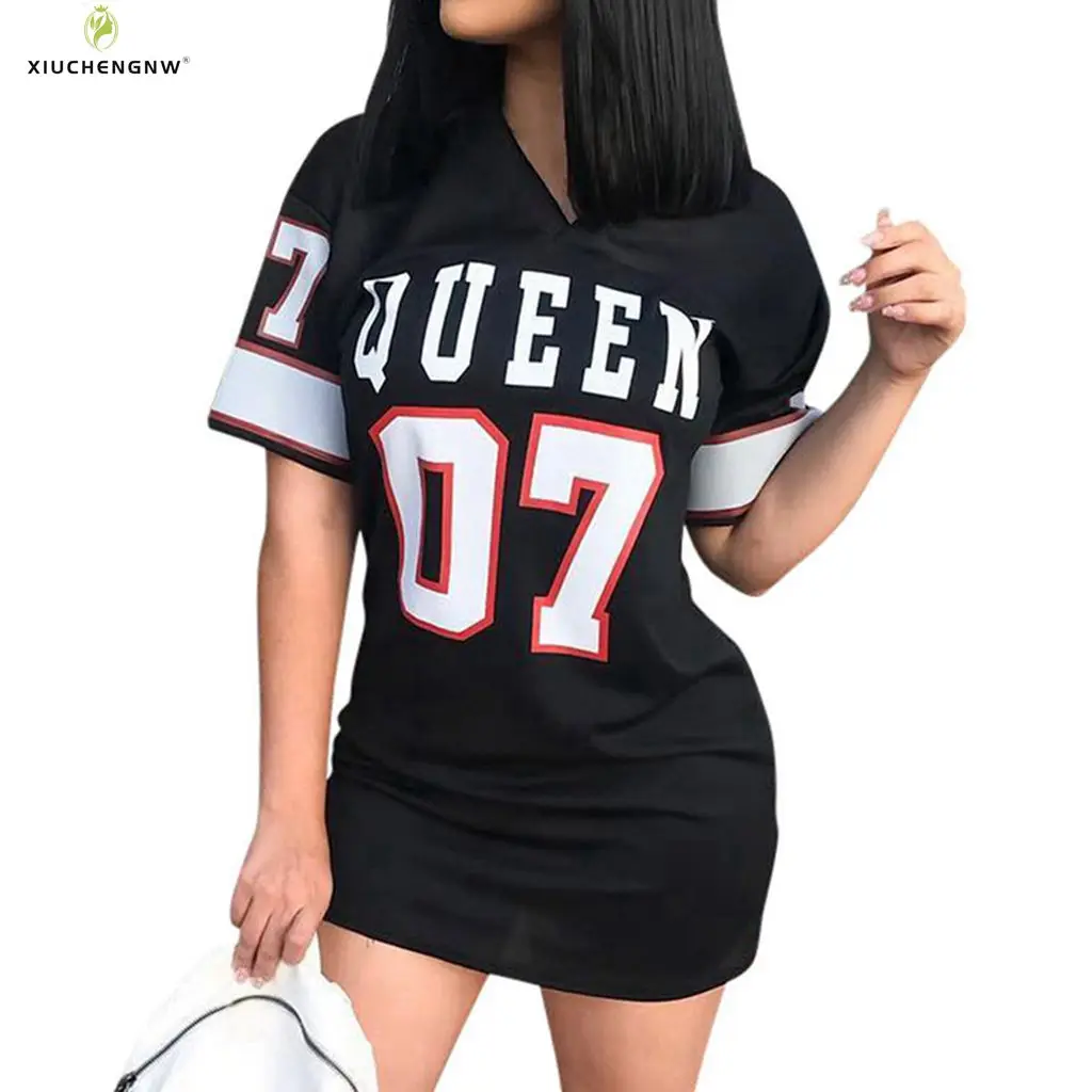 Футболка женская оверсайз с V-образным вырезом и рукавом «летучая мышь» Футболка женская оверсайз с V-образным вырезом и рукавом «летучая мышь»