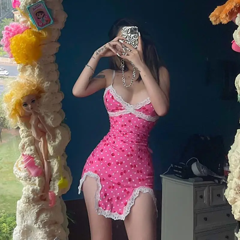 Женское облегающее мини-платье без рукавов на бретелях-спагетти с принтом вишни